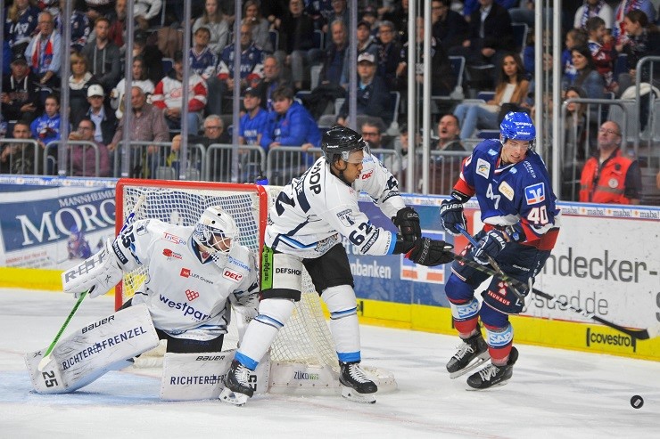 Adler Straubing 251019 Kurz