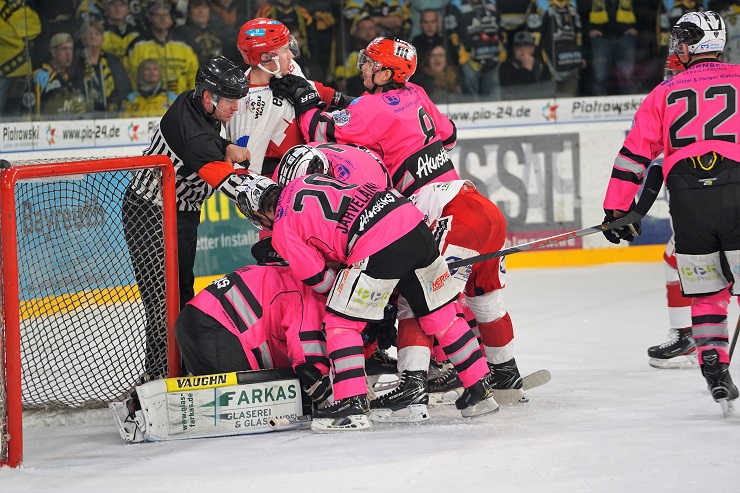 Getümmel vorm Tor 21