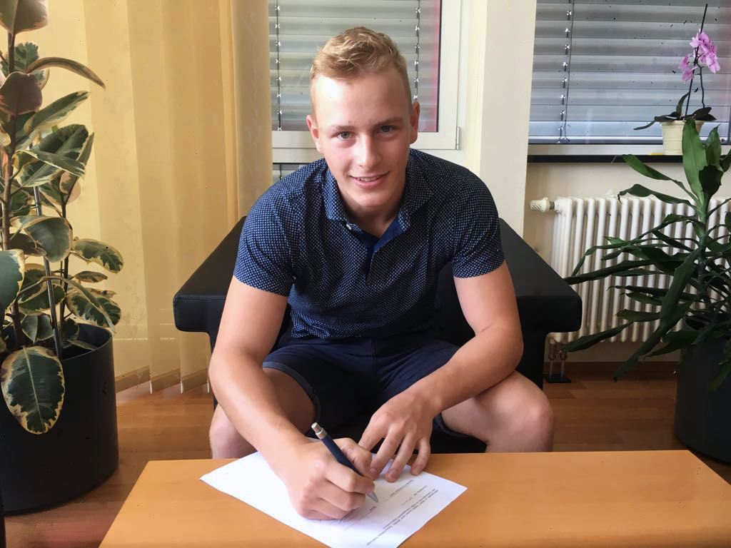 Willy Rudert unterschreibt Vertrag bei den Eispiraten